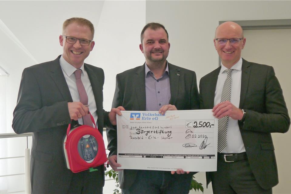 Michael Weddeling und Ralf Steiger (rechts) haben die Spende an Jürgen Wachtmeister (Mitte) überreicht.