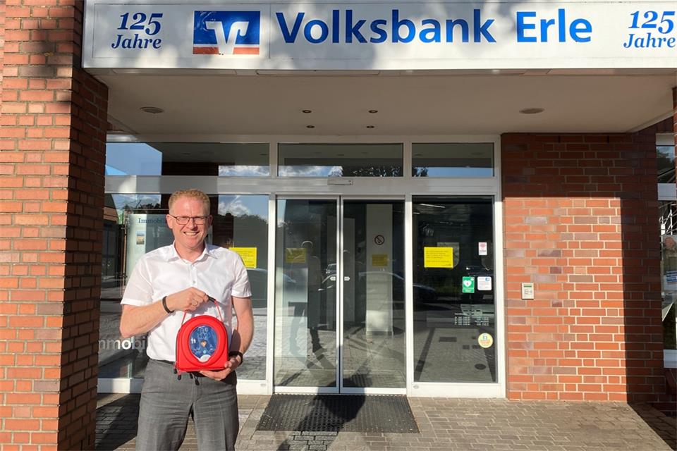 Michael Weddeling vor der Volksbank in Erle, an der zeitnah auch vor dem Eingang ein Defibrillator installiert werden soll. 