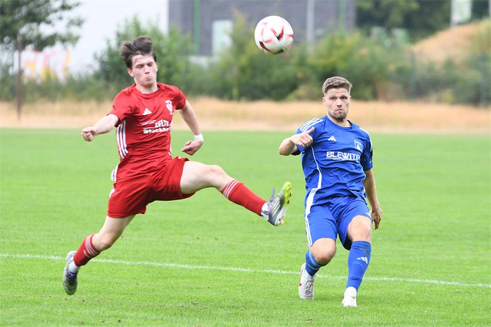 Michael Wißing (rechts) und der VfL Ramsdorf sind heiß auf das heutige Flutlicht-Derby gegen den lokalen Nachbarn TuS Velen.