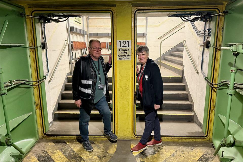 Michael und Sonja Richter zeigen Besuchern den „Tiefbunker Steintorwall“: „Mit Flipflops und High Heels kommt man nicht runter.“Wolfgang Stelljes/dpa-tmn