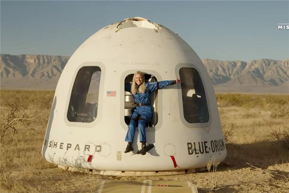 Michaela Benthaus war als erste querschnittsgelähmte Person für kurze Zeit im All.Blue Origin/AP/dpa