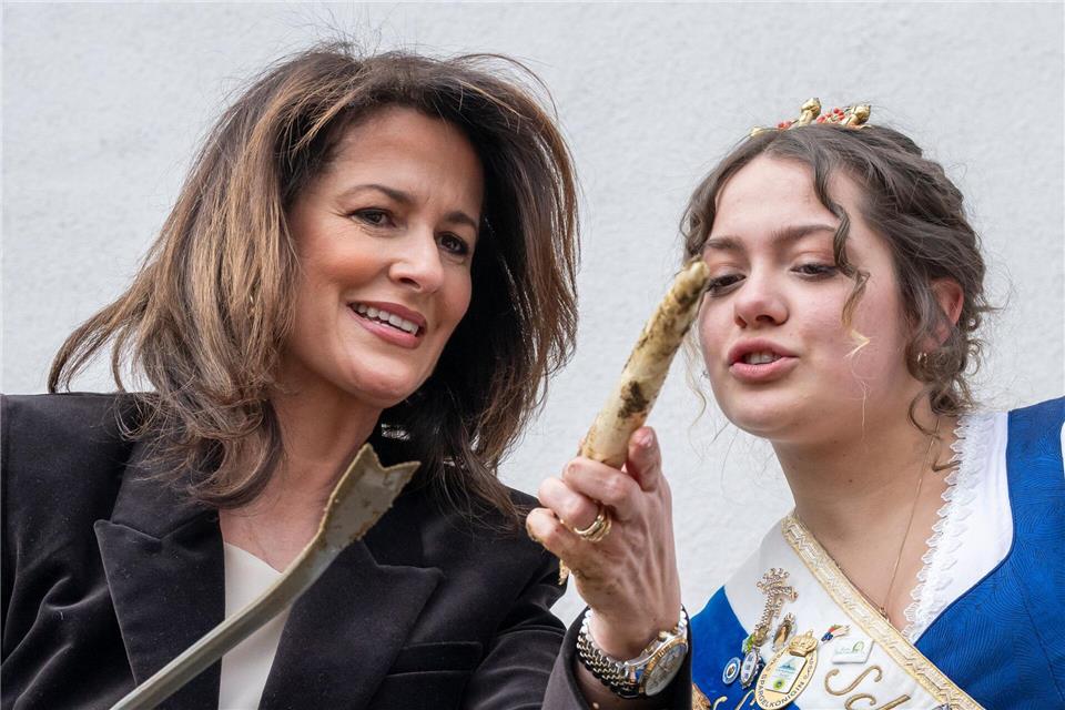 Michaela Kaniber, (l, CSU) Staatsministerin für Ernährung, Landwirtschaft und Forsten, und Franziska Schweiger, amtierende Spargelkönigin 2025/2026, eröffnen auf dem Viktualienmarkt die Spargelsaison.Peter Kneffel/dpa