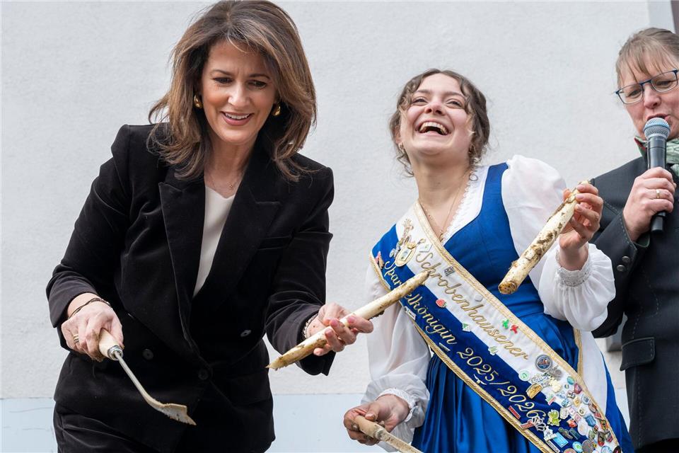 Michaela Kaniber, (l, CSU) Staatsministerin für Ernährung, Landwirtschaft und Forsten, und Franziska Schweiger, amtierende Spargelkönigin 2025/2026, eröffnen auf dem Viktualienmarkt die Spargelsaison.Peter Kneffel/dpa