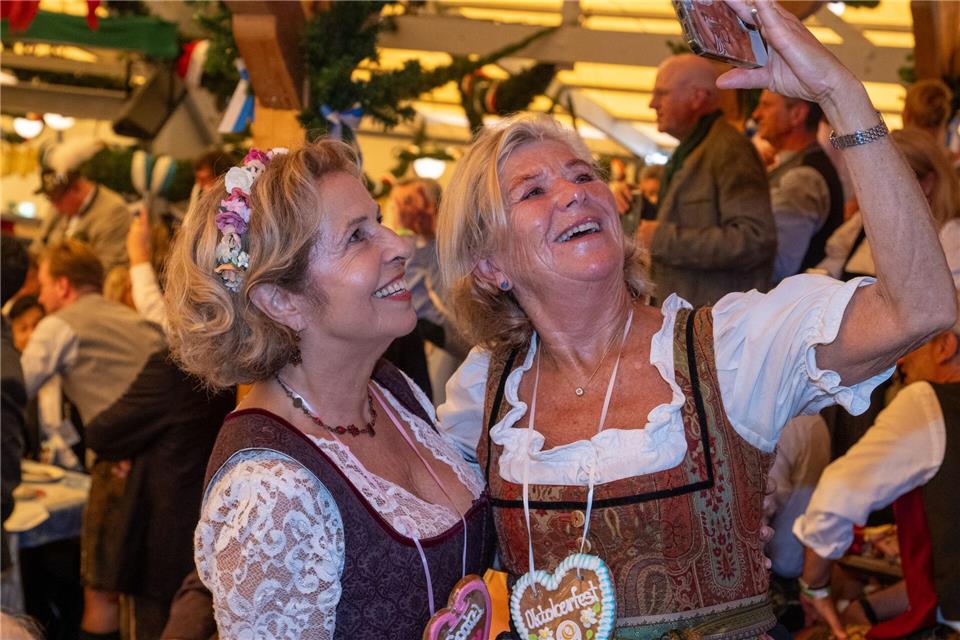 Michaela May (l.) und Jutta Speidel machen ein Selfie.Stefan Puchner/dpa