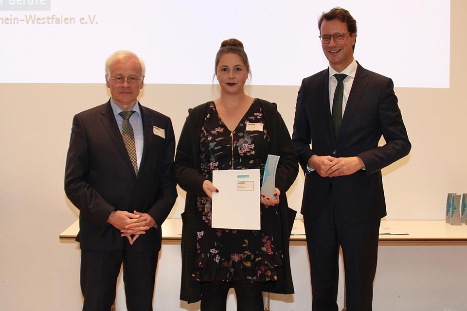 Michaela Oesterbeck ist als „Beste Auszubildende in NRW 2019“ geehrt worden. Bernd Zimmer, Vorsitzender des Verbands Freier Berufe (links) und Landesverkehrsminister Hendrik Wüst gratulieren.