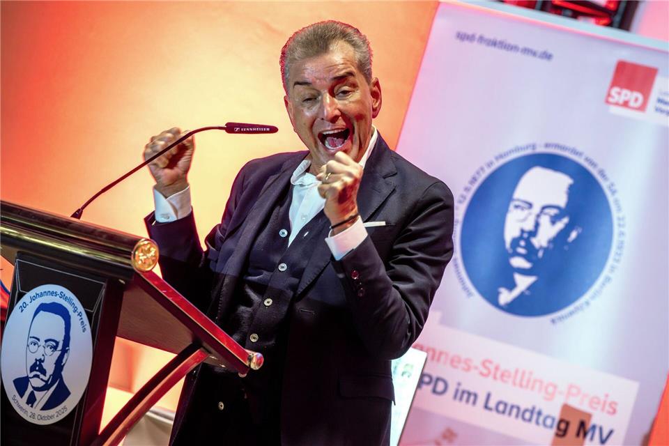 Michel Friedman ruft zu Verteidigung der Demokratie auf Michel Friedman rief in seiner Festrede zur Verteidigung der Demokratie und zu mehr Streit in Respekt vor dem Anderen auf.Jens Büttner/dpa