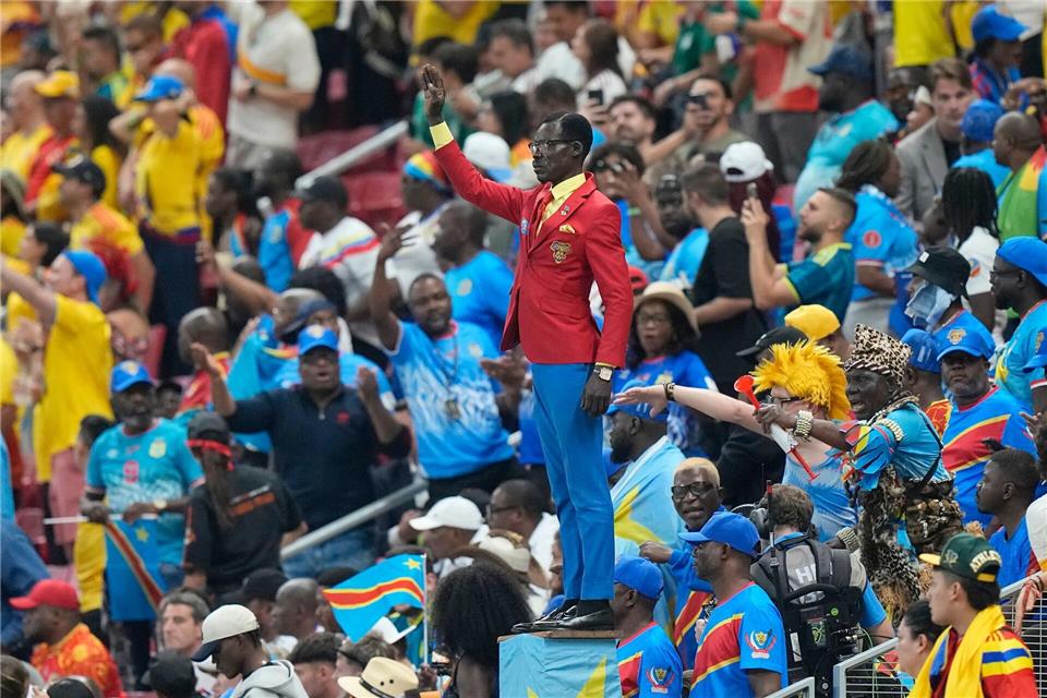 Michel Nkuka Mboladinga zog die Blicke beim WM-Spiel auf sich. Fernando Llano/AP/dpa