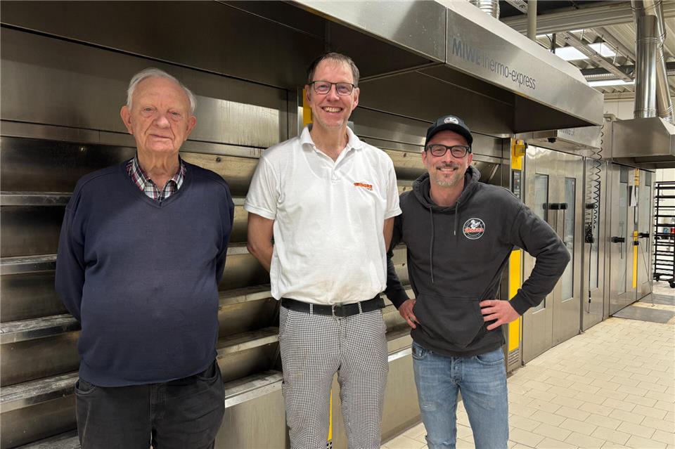 Michel Riedler (r.) ist in die Geschäftsführung bei der Bäckerei Jägers eingestiegen. So konnten Josef Jägers Senior und sein Sohn Josef Jägers ihren Betrieb langfristig sichern.