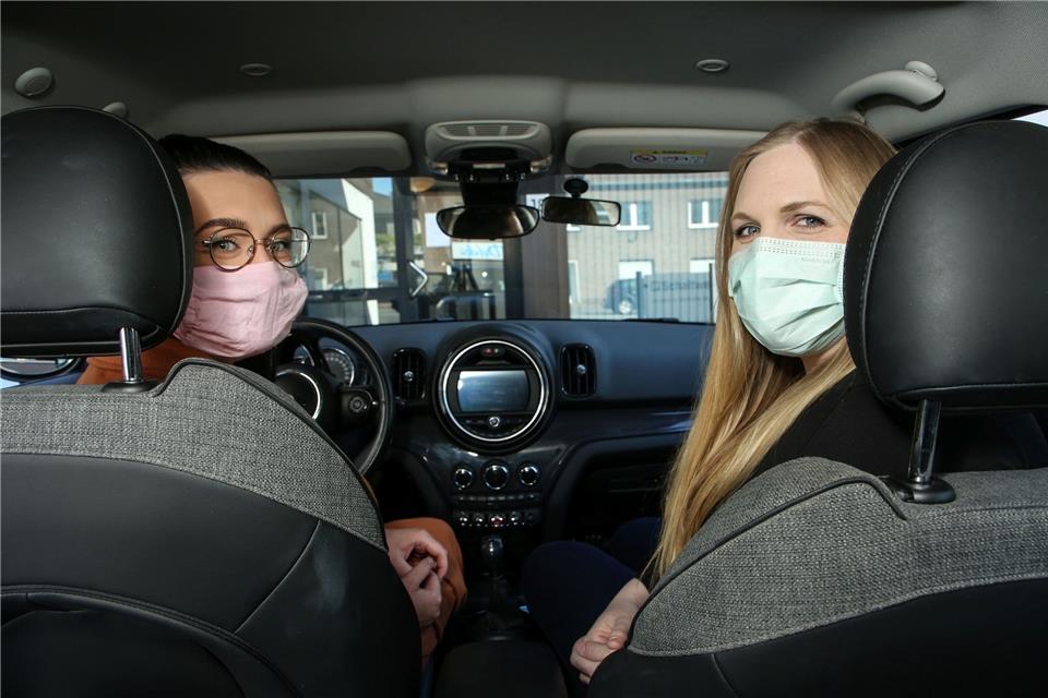 Michelle Besten, Inhaberin der Fahrschule Schaltwerk in Bocholt (rechts), mit ihrer Fahrschülerin Linn Götzmann.