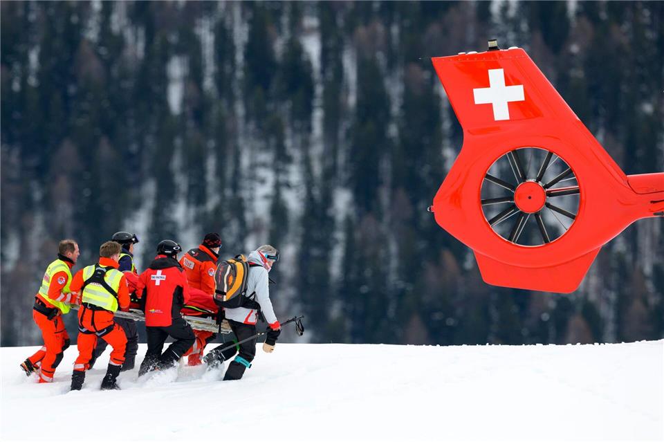 Michelle Gisin wird nach ihrem Sturz in St. Moritz zum Rettungshubschrauber gebracht.Jean-Christophe Bott/KEYSTONE/dpa