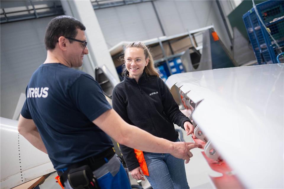 Michelle Klautke leitet ein Reparaturteam.Sina Schuldt/dpa