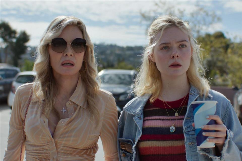 Michelle Pfeiffer und Elle Fanning in einer Szene der achtteiligen Serie „Only Margo“.-/Apple TV/dpa