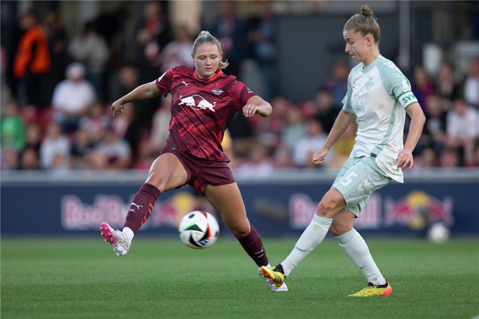 Michelle Ulbrich (r), die im Winter von Werder Bremen zum FC Bayern München wechselte, erzielt den Siegtreffer gegen Jena. Hendrik Schmidt/dpa