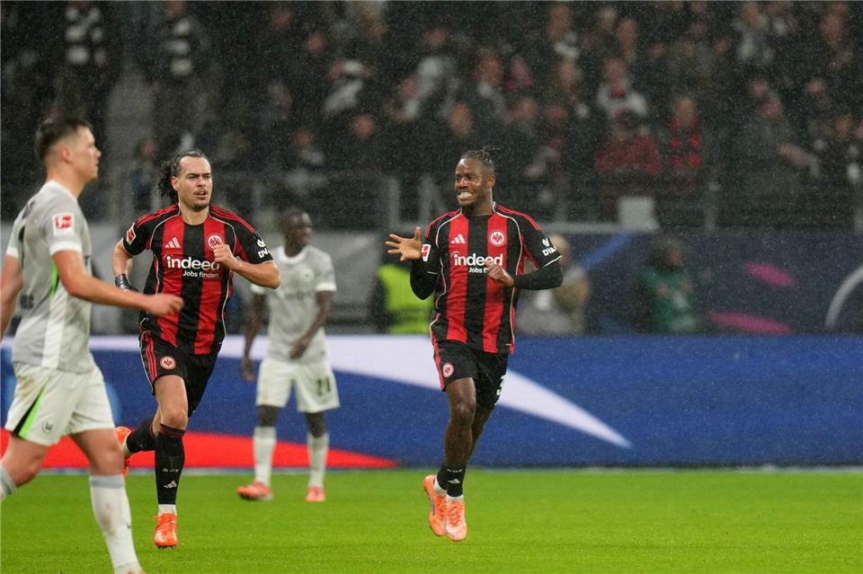 Michy Batshuayi (Eintracht Frankfurt, r.) jubelt nach einem Treffer. In Leipzig musste er verletzt vom Platz. (Archivbild)Thomas Frey/dpa