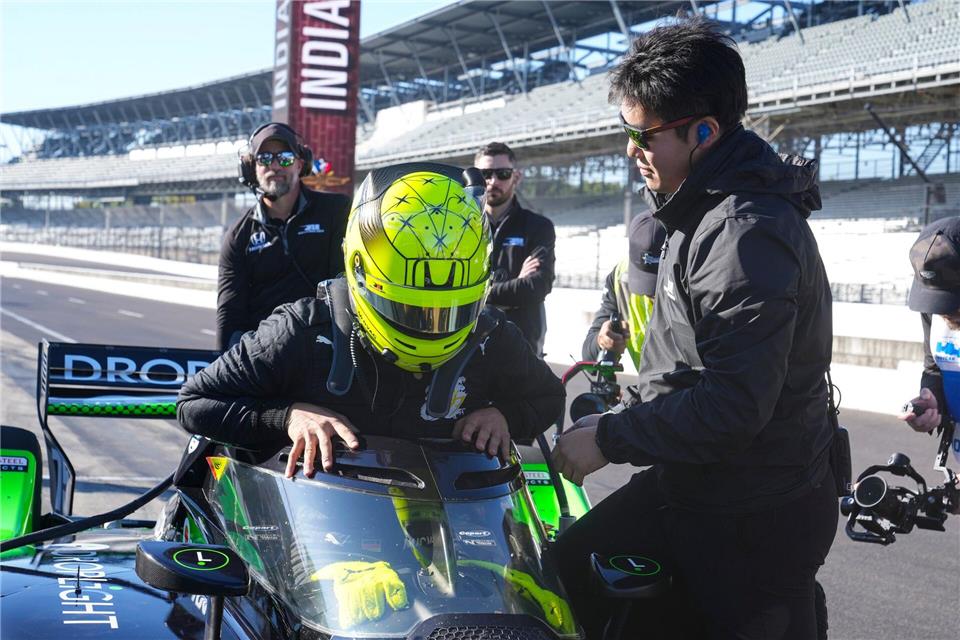 Mick Schumacher steigt ins Cockpit seines Wagens ein.Michael Conroy/AP/dpa