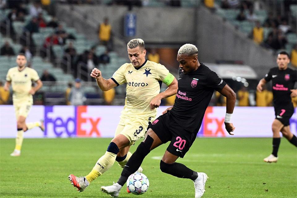 Mickels (r) traf beim Königsklassen-Heimspiel gegen Slavia Prag. (Archivbild)Tofik Babayev/XinHua/dpa