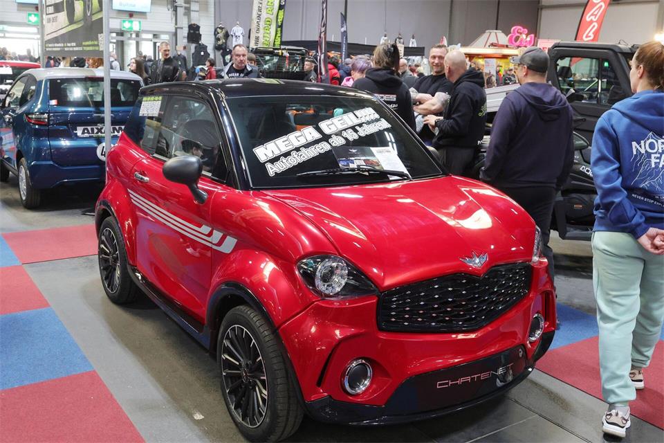Micro-Cars dürfen schon 15-Jährige mit Mopedführerschein fahren.Bodo Schackow/dpa/dpa-tmn