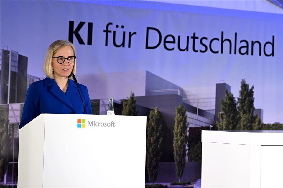 Microsoft-Deutschlandchefin Agnes Heftberger beim Spatenstich für eins der drei bereits bekannten KI-Rechenzentren von Microsoft im Rheinischen Revier im März. (Archivbild)Wolf von Dewitz/dpa