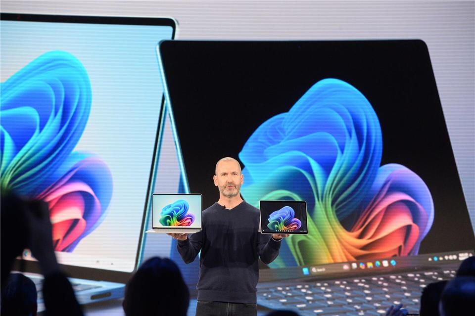 Microsoft-Manager Brett Ostrum stellte im Mai 2024 ein Notebook und ein Tablet der hauseigenen Marke Surface vor, die auf den Einsatz Künstlicher Intelligenz ausgerichtet sind. picture alliance/dpa