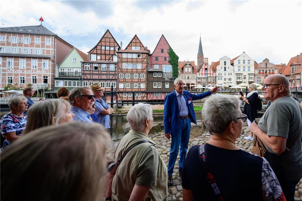 Lüneburg profitiert seit fast 20 Jahren von „Roten Rosen“ Mietzner gibt sein Wissen seit 25 Jahren mit viel Wortwitz auf den Rundgängen preis. Philipp Schulze/dpa