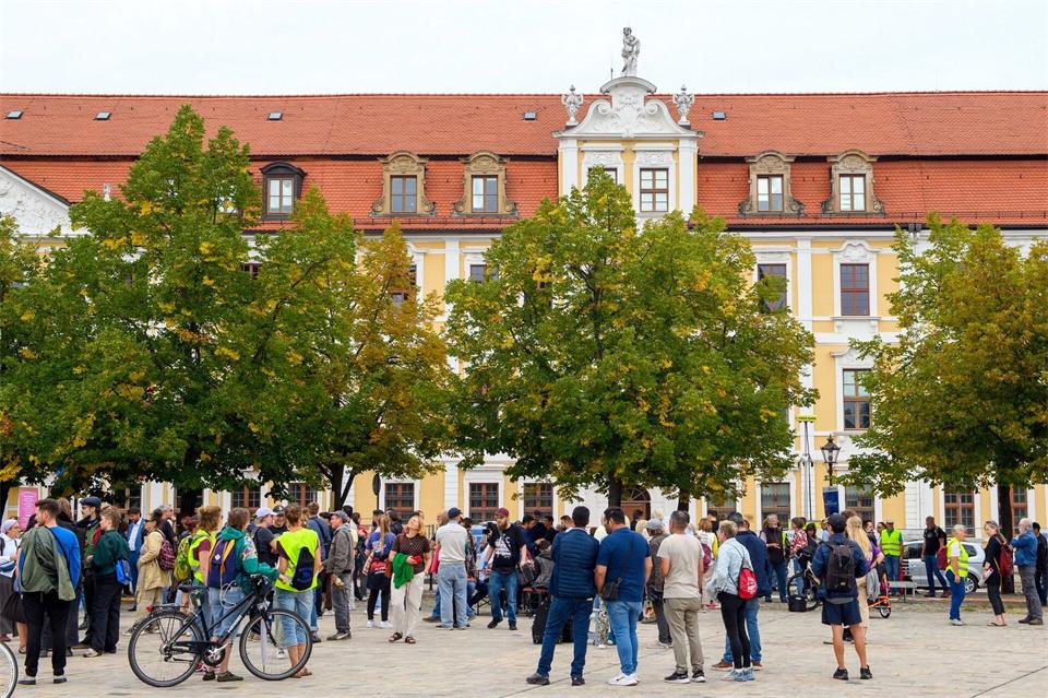 Migranten und Unterstützer demonstrierten vor dem Landtag. Klaus-Dietmar Gabbert/dpa