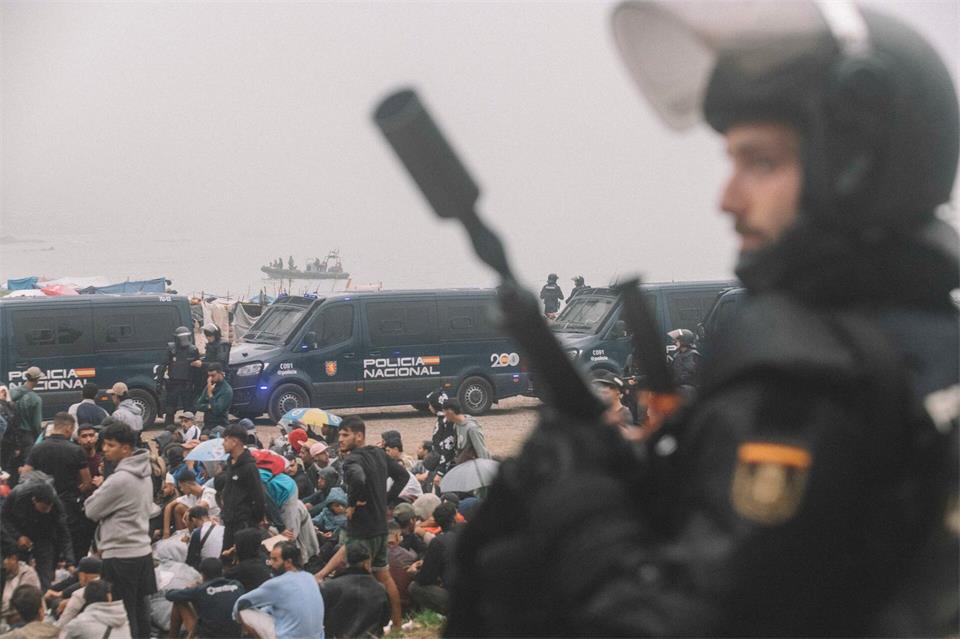 Migranten wurden in Ceuta von starken spanischen Polizeikräften von einem Hüttenlager am Strand fortgebracht. Fabian Suspensivo/ZUMA Press Wire/dpa