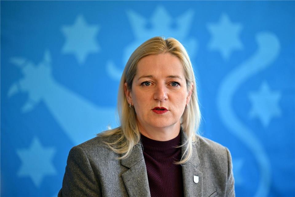 Migrationsministerin Beate Meißner sieht in der Bezahlkarte für Flüchtlinge ein Erfolgsmodell. (Archivbild) Martin Schutt/dpa