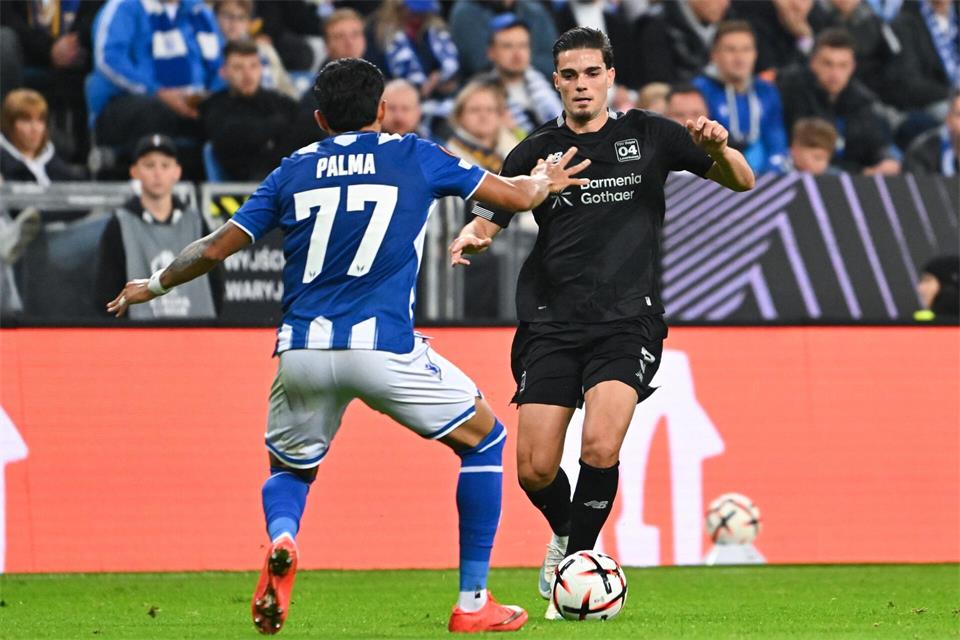 Miguel Gutiérrez (r) und seine Mitspieler ließen Lech Posen kaum eine Chance.Jakub Kaczmarczyk/PAP/dpa