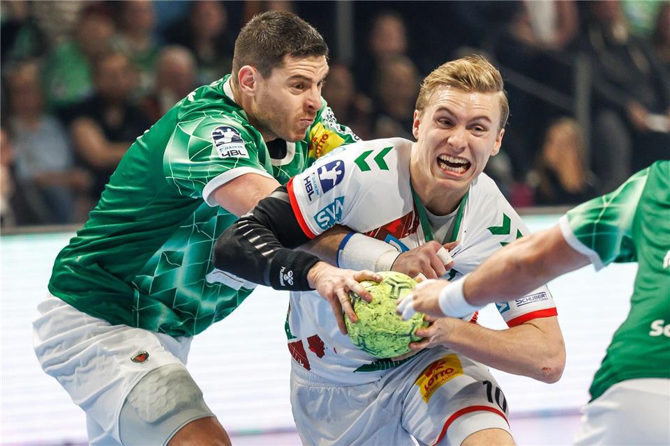 Mijajlo Marsenic (l.) und Magdeburgs Gisli Kristjansson im Duell um den Ball. (Archivbild)Andreas Gora/dpa