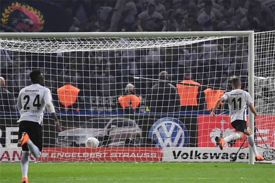 Mijat Gacinovic (r) macht sich nach seinem Tor zum 3:1 auf den Weg in die Fankurve. Foto: Peter Kneffel