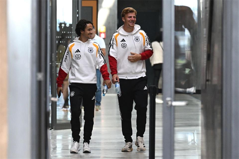 Mika Baur (l) und Finn Jeltsch gehören zu der großen Gruppe an DFB-Neulingen. Federico Gambarini/dpa
