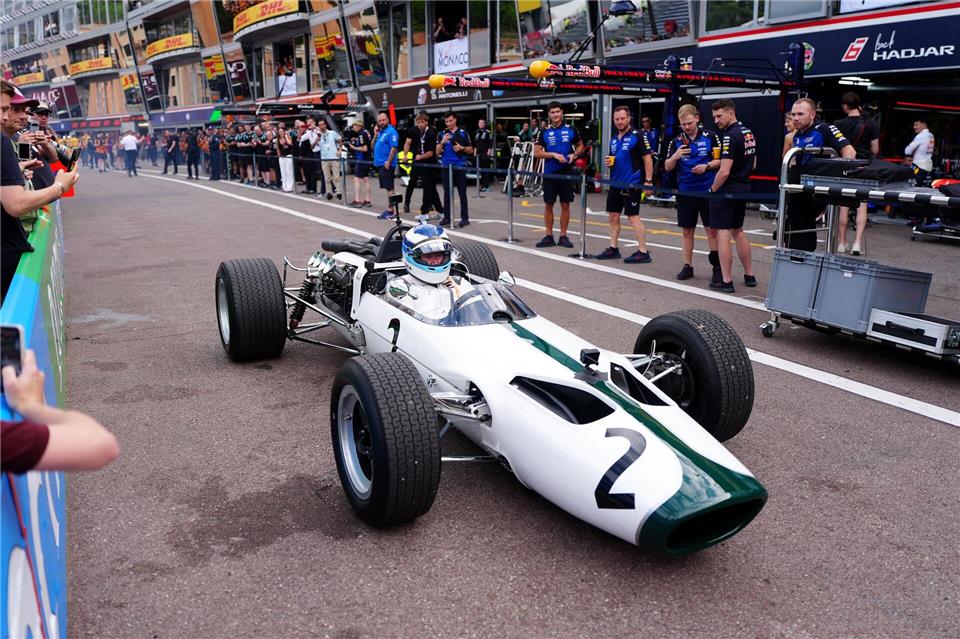 Mika Häkkinen drehte in Monaco eine Showrunde im ersten Formel-1-Auto von McLaren.David Davies/PA Wire/dpa