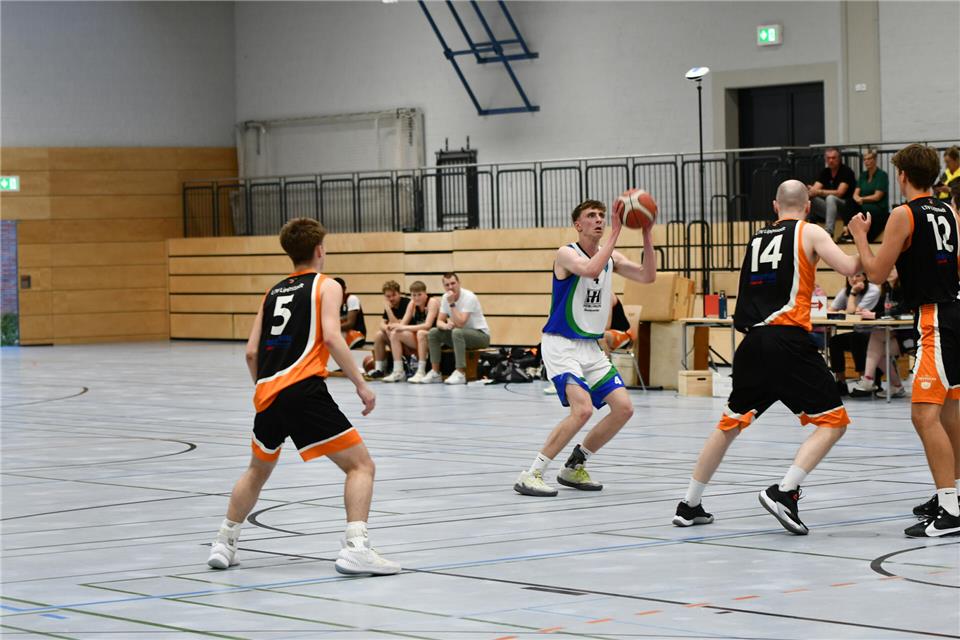 Mika Waldner (am Ball) erzielte zehn Punkte innerhalb vier Minuten.