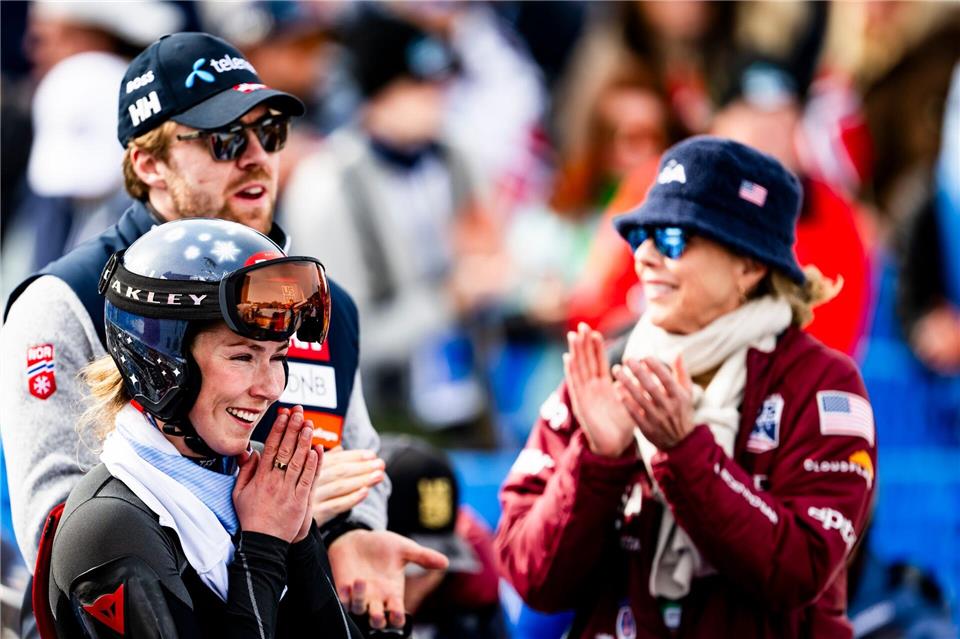 Mikaela Shiffrin (l) und ihre Mutter Eileen.Jean-Christophe Bott/KEYSTONE/dpa