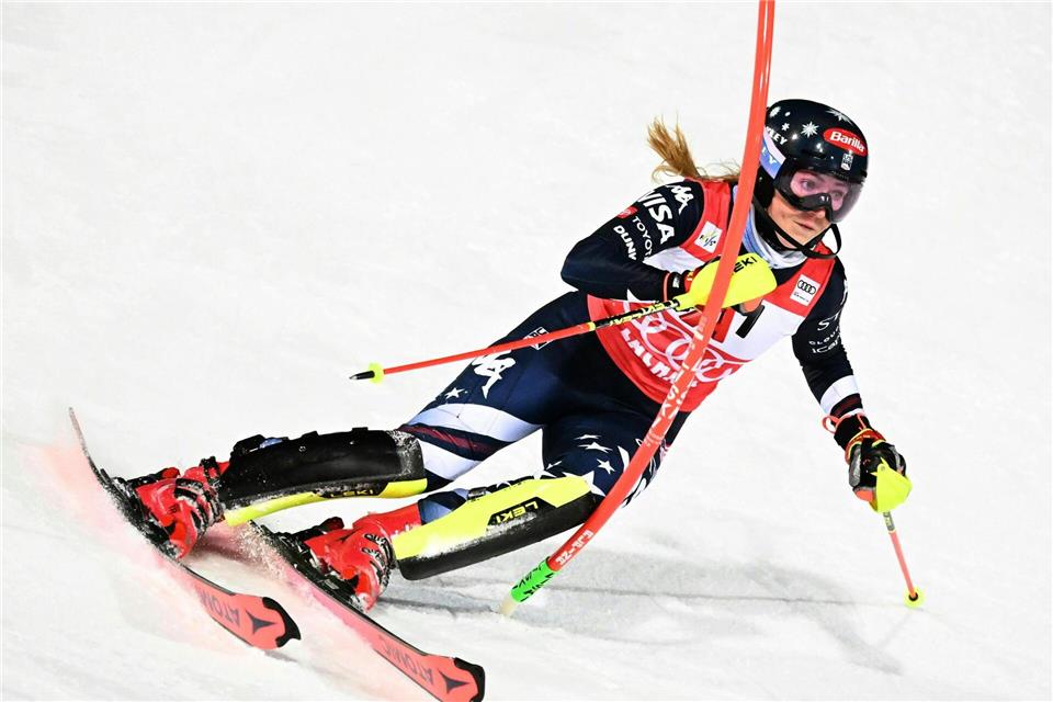 Mikaela Shiffrin zwischen den Torstangen beim Slalom von Flachau.Barbara Gindl/APA/dpa