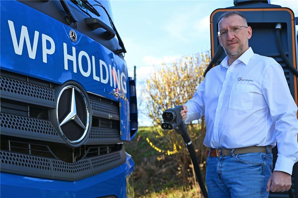 Mike Henniger leitet den Fuhrpark der WP Spedition in Zwickau. Seit einigen Jahren setzt er auch auf Elektro-Lkw. Geladen werden die Akkus vorrangig auf dem eigenen Firmengelände. David Hammersen/dpa