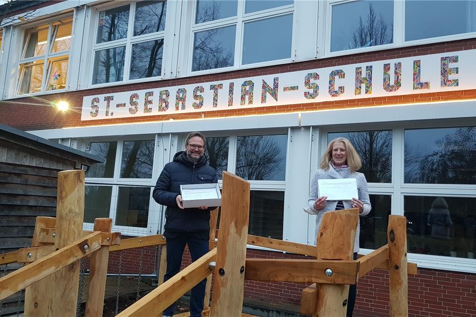 Mike Marcinowski und Nicole Hutton mit den Unterschriftenlisten.
