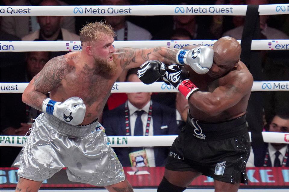 Mike Tyson (rechts) musste deutlich härtere Treffer einstecken als sein 31 Jahre jüngerer Gegner. Julio Cortez/AP/dpa