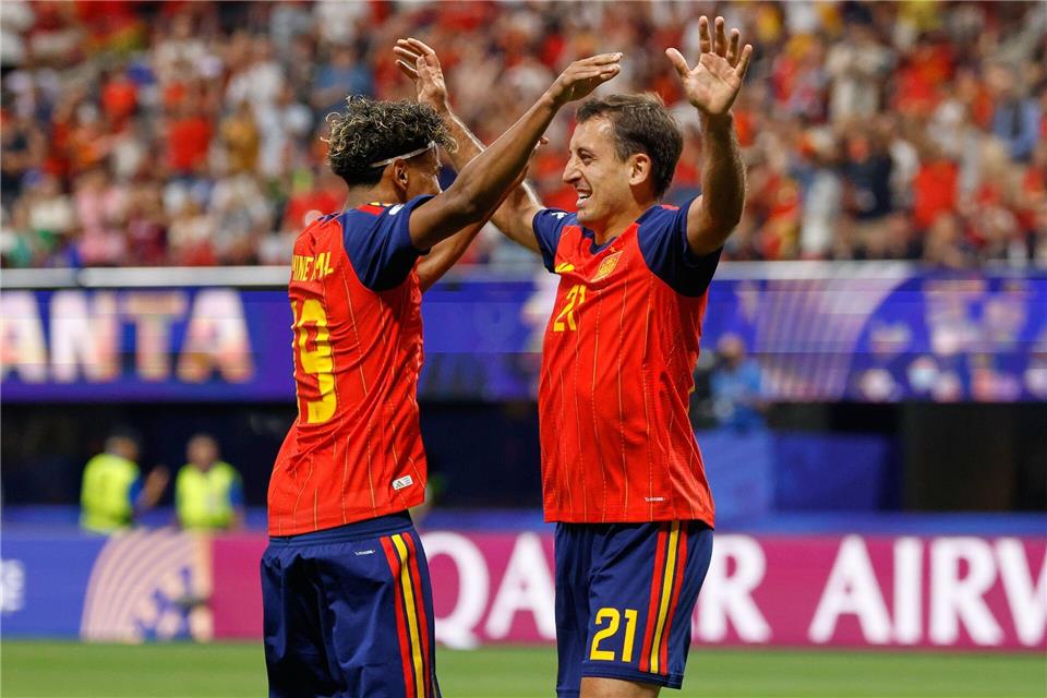 Mikel Oyarzabal (r) und Lamine Yamal freuen sich über das 1:0.Erik S.Lesser/AP/dpa