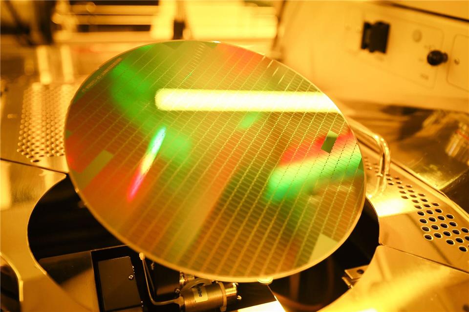 Mikrochips werden hauptsächlich aus Herstellerländern wie China oder Taiwan importiert. (Symbolbild)Christian Charisius/dpa