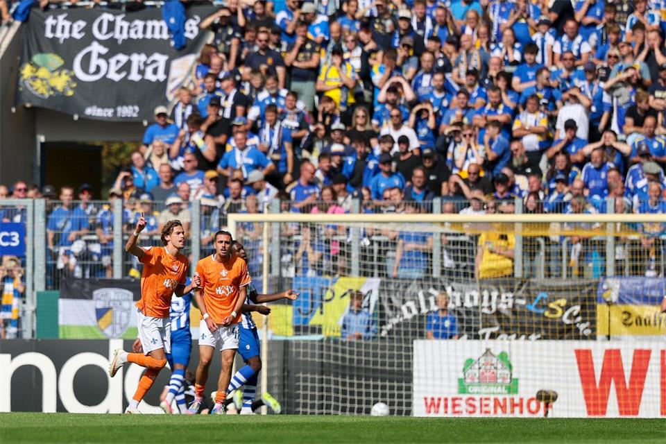 Milan Smit (l) schießt den SV Darmstadt 98 in Jena in Führung. Jan Woitas/dpa