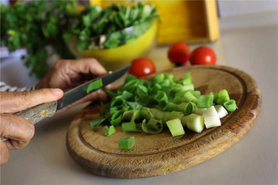 Milder Genuss: Frühlingszwiebeln schmecken fein-würzig und sind deutlich milder und bekömmlicher als klassische Gemüsezwiebeln.Karl-Josef Hildenbrand/dpa/dpa-tmn