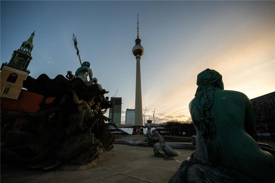Mildes Wetter lockt heute viele Menschen nach draußen – morgens kann es regional trotzdem noch frostig werden.Christophe Gateau/dpa