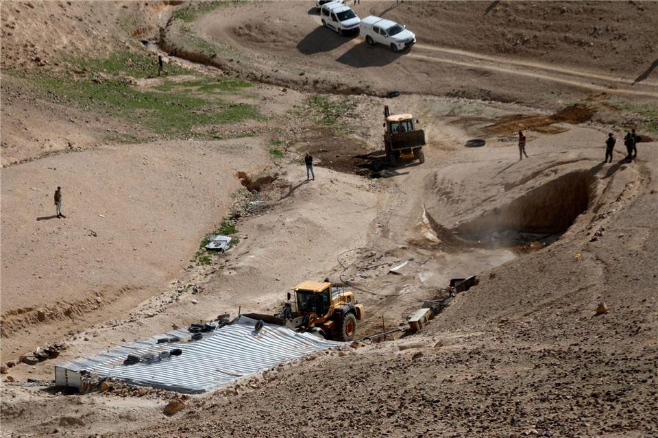 Militärbulldozer reiß ein Haus in den Beduinengebieten südlich der Westbankstadt Hebron ab.Mamoun Wazwaz/XinHua/dpa