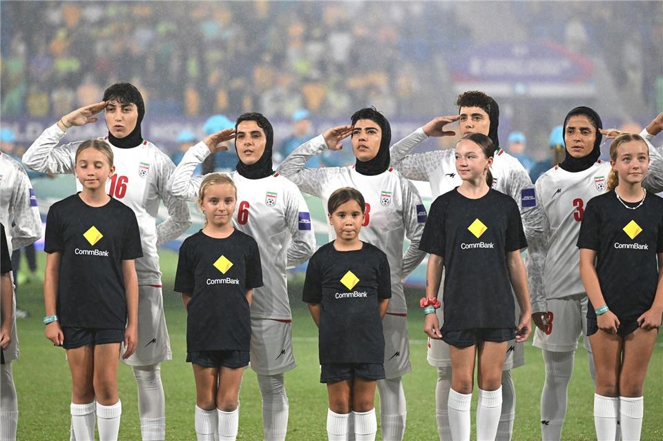 Militärgruß während des Asien Cup: Irans Fußballerinnen (Archivbild)Dave Hunt/AAP/dpa