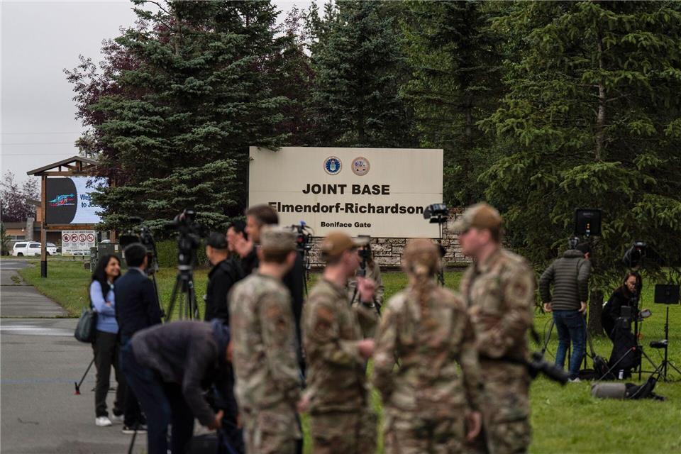 Bilder des Tages Militärpersonal und Medienvertreter stehen vor dem Joint Base Elmendorf-Richardson in Anchorage.Jae C. Hong/AP/dpa