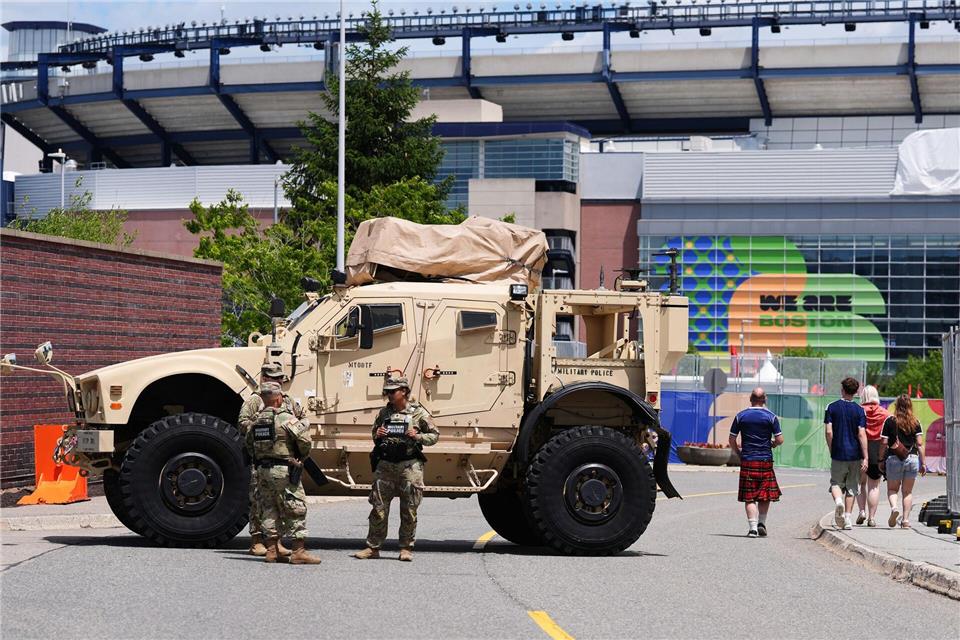 Militärpolizei sicherte die Zufahrten zum Boston-Stadion in Foxborough. (Archivbild)Martin Rickett/PA Wire/dpa