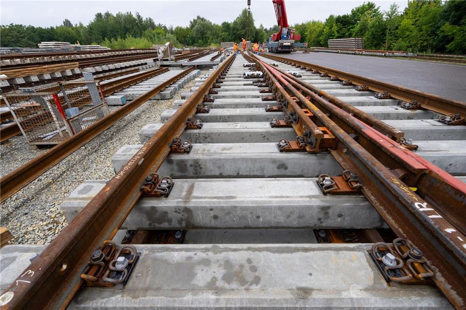 Milliarden fehlen, Baustart verschoben: Der Bund stoppt die Finanzierungszusage für die Mitte-Deutschland-Verbindung, die für schnellere Ost-West-Verbindungen nach Sachsen sorgen soll. (Symbolbild)Soeren Stache/dpa
