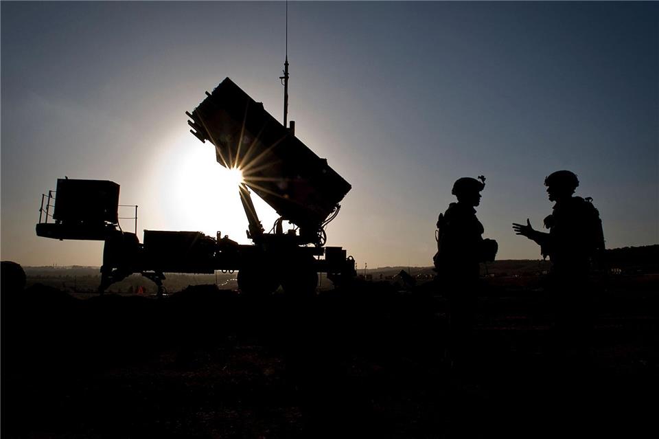 Milliarden werden in die Rüstung gesteckt - birgt das Chancen für die gebeutelte Autobranche? (Symbolbild)MSgt Sean M. Worrell/US Air Force/dpa