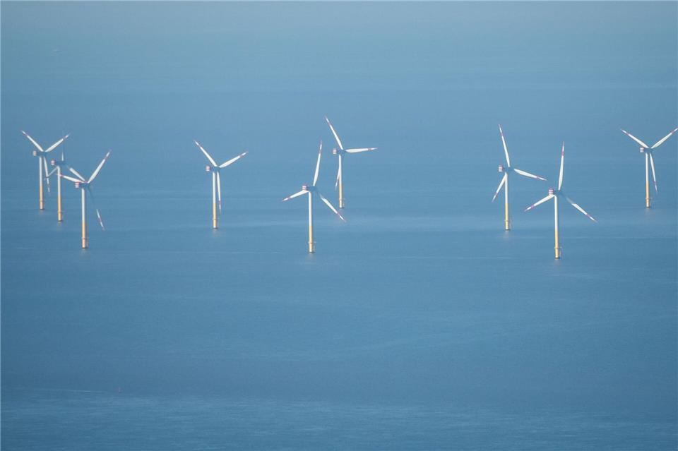 Milliardenschwere Windkraftprojekte vor der deutschen Küste könnten wegen geänderter Rahmenbedingungen auf der Kippe stehen. (Archivbild)Sina Schuldt/dpa